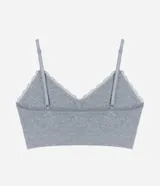 Soutien top alargado color gris melange, confeccionado en microfibra sin costuras. Presenta diseño con escote en V con detalle de encaje, frunce central en el busto, banda inferior elastizada tipo rib y tirantes finos regulables. Incluye copas desmontables.