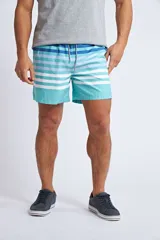 Short de baño con estampado tropical de piñas y hojas en tonos azules sobre fondo rosado. Cuenta con cintura elástica con cordón ajustable, bolsillos laterales, un bolsillo trasero y suspensor interno.