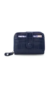 Tarjetero compacto con cierre perimetral y diseño de textura tipo cocodrilo. Cuenta con una presilla frontal con botón a presión y múltiples compartimentos internos para tarjetas.
