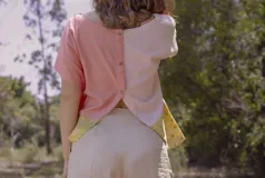 Blusa manga dolman, color salmón, con espalda entera y botones de madera.