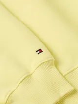 Buzo de cuello redondo Tommy Hilfiger color amarillo pastel, confeccionado en mezcla de algodón y poliéster. Presenta hombros caídos, puños y bajo de punto canalé, con el logo de la marca estampado en el pecho y bordado en la manga.