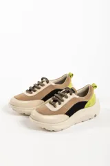 Zapatillas deportivas de mujer con suela gruesa y cordones.