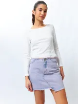 Minifalda de jean negra con corte asimétrico en el frente y deflecado tanto en la cintura como en el ruedo.