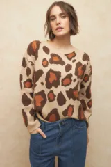 Sweater de punto color beige con estampado animal print en tonos marrón y naranja, de manga larga y cuello redondo.