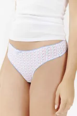 Colaless de algodón con estampado de pequeños puntos rojos y azules sobre fondo blanco. Presenta un borde festoneado de color celeste y un pequeño lazo decorativo en el centro frontal.