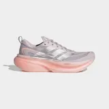 Championes de running Adidas Supernova Glide, con diseño aerodinámico en tonos lila y suela de plataforma en color durazno. Presentan el logo de las tres tiras en acabado metalizado plateado en el lateral y tecnología de amortiguación Dreamstrike glow en la mediasuela.