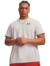 Remera Under Armour de manga corta color gris claro, confeccionada en tejido grueso de mezcla de algodón y poliéster, con cuello acanalado y logo bordado en negro en el pecho.