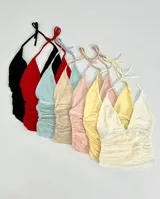 Top blanco con escote halter y espalda descubierta.