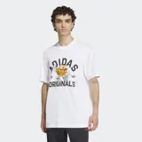 Remera de algodón blanca con cuello redondo y corte holgado. Presenta un estampado gráfico central que combina el logo de Adidas Originals con un personaje animado que viste una gorra y zapatillas.