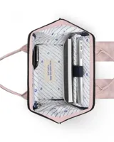 Mochila Cabaia modelo Adventurer, color rosado con acabado texturizado. Cuenta con un compartimento principal con cierre, un bolsillo frontal con cierre, asas superiores de mano y correas ajustables. Incluye parches decorativos con el logo de la marca.