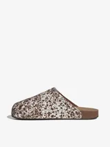 Sandalias Adidas Adimule tipo mule, con diseño slip-on, capellada de cuero con estampado tipo animal print de manchas marrones sobre fondo blanco, suela de corcho y base de goma.