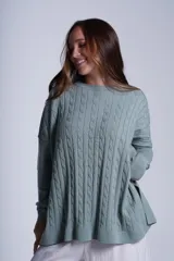 Sweater negro de punto con diseño de ochos, cuello redondo y mangas largas.