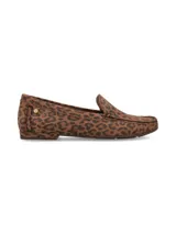 Mocasín de cuero nobuck con estampado animal print de leopardo, con detalle de remache metálico con logo en el lateral y costuras artesanales visibles.