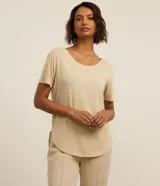 Remera deportiva de corte oversized confeccionada en microfibra, con cuello redondo, mangas cortas y bajo redondeado.