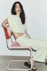 Camiseta cropped color verde menta, con cuello redondo y mangas cortas amplias con dobladillo.