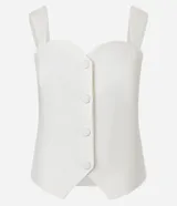 Blusa de sastrería color blanco, sin mangas, con escote corazón, breteles anchos y cierre frontal con botones forrados. Presenta un dobladillo en punta y espalda elástica.