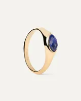 Anillo de plata bañada en oro con piedra azul facetada en forma de ojo de gato.