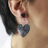 Aros colgantes con forma de corazón y labios, con glitter.