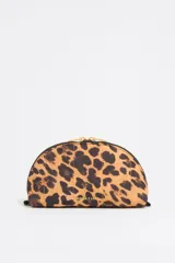 Neceser de nylon con estampado de leopardo, forma de media luna y cierre de cremallera dorado. Presenta un logo metálico de Bimba y Lola en la parte frontal.