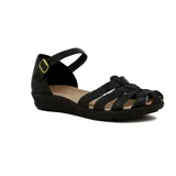 Sandalia casual para mujer con talón cerrado y capellada de tiras entrelazadas en tonos tostado y marrón. Cuenta con suela plana oscura y tira ajustable con hebilla metálica al tobillo.