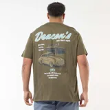Camiseta de manga corta color verde militar, con cuello redondo y estampado pequeño en el pecho con el logo de Deacon's.