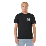 Remera negra de manga corta, con pequeño estampado gráfico en el pecho y diseño clásico.