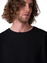 Buzo de cuello redondo de felpa francesa (French Terry), de color negro, corte clásico y diseño liso con puños, cuello y cintura de canalé.