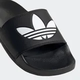 Sandalias Adidas Adilette negras con logo blanco de la marca en la tira superior.