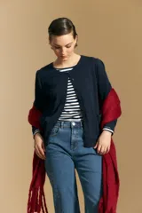 Cardigan negro de tejido suave y liviano, con cierre frontal abotonado y cuello redondo.