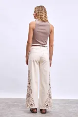 Remera sin mangas color topo, de corte ajustado y cuello redondo.