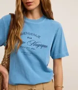 Remera celeste de algodón con cuello redondo y mangas cortas. Estampa frontal con lettering en francés.