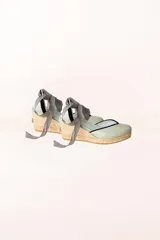 Alpargatas de yute color verde salvia con cuña, interior de piel, talón descubierto y cintas de atar al tobillo con estampado vichy en blanco y negro. Modelo exclusivo de la marca española Dfyf.