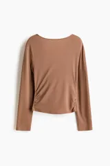 Top de manga larga de punto suave color marrón, con escote bote y frunces en los laterales.