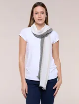 Pashmina plisada beige con detalles de lurex, flecos en los extremos y diseño texturizado.