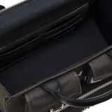 Bolso tipo tote Marc Jacobs modelo The Cargo Canvas Medium, color negro. Confeccionado en lona resistente, cuenta con asas superiores, correa ajustable para el hombro y múltiples bolsillos delanteros externos. Presenta el texto "THE TOTE BAG" y el logo de la marca bordados en el frente.