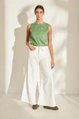 Pantalón de lino blanco de corte wide leg, con diseño amplio y costuras pespunteadas a contratono.