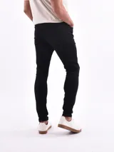 Jean skinny negro de tiro medio, corte ajustado y largo al tobillo.