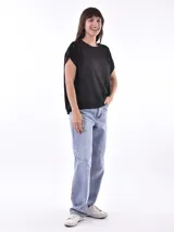 Blusa color durazno con detalle de calado en la parte superior y mangas cortas.