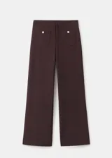 Pantalón de vestir color marrón, de corte ancho y tiro medio. Presenta bolsillos frontales tipo parche con solapa y detalle de botón metálico en cada uno.
