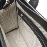 Cartera tipo tote de cuero negro con textura granulada, cuenta con doble asa de mano y correa larga ajustable y extraíble. Presenta el logo de la marca XL grabado en el frente.