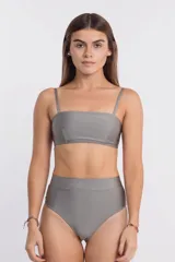 Top de bikini color gris mineral, con escote recto, breteles elásticos y doble tira en la espalda.
