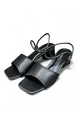 Sandalias de tacón Ana Paula modelo 75088, en color dorado, con tira ancha en la parte delantera y tiras finas en el talón. Cuenta con tacón ancho y bajo.