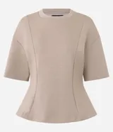 Blusa Cortelle de modal color beige, con corte peplum, cuello redondo, mangas cortas y recortes estruturados que marcan la cintura.