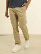 Pantalón de vestir color azul oscuro, de corte recto y tiro medio, con bolsillos laterales y traseros.