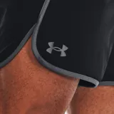 Short deportivo Under Armour HIIT Woven 6, color negro con cintura elástica y cordón interno. Confeccionado en tejido ligero, elástico y absorbente de sudor.