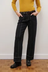 Jean de mujer color bordó, de corte recto y tiro medio, con costuras verticales en la parte delantera y trasera.