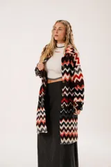 Tapado largo de lana con estampado zigzag horizontal en tonos rojo, negro, blanco y gris. De manga larga y abotonado.