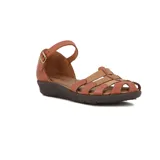 Sandalia casual de mujer con talón cerrado, pulsera al tobillo con hebilla metálica y capellada de tiras entrecruzadas de cuero en tonos marrón y beige. Cuenta con una suela plana de goma oscura.