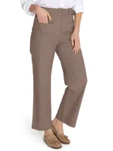 Pantalón RKF modelo Flip de pierna recta y tiro alto, color marrón, con prácticos bolsillos frontales estilo cargo y cinturón incorporado con hebilla metálica.
