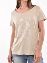Remera color beige con estampado del signo zodiacal Virgo en color blanco.